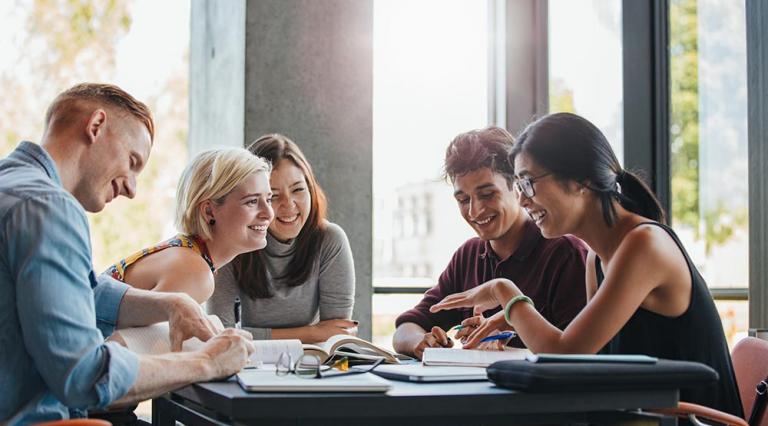 Photo d'un groupe d'étudiants autour d'une table en train de travailler