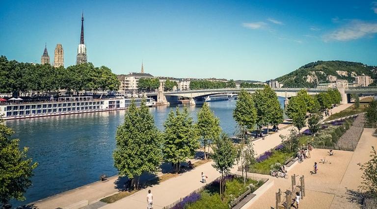 Vue des berges d'une ville de la Seine-Maritime