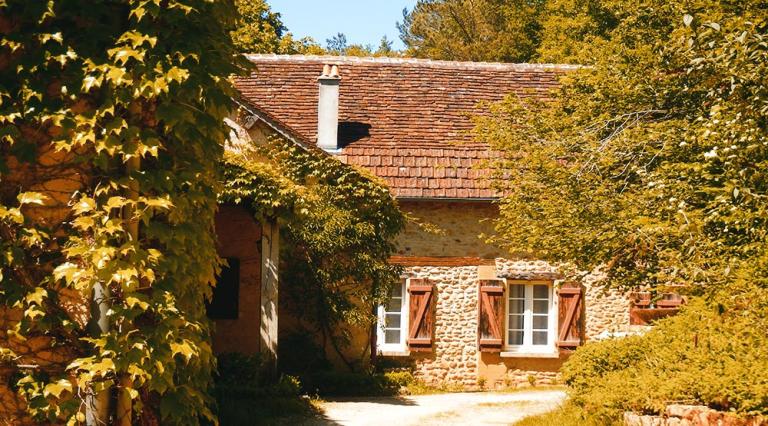 Photo d'une maison ancienne à la campagne