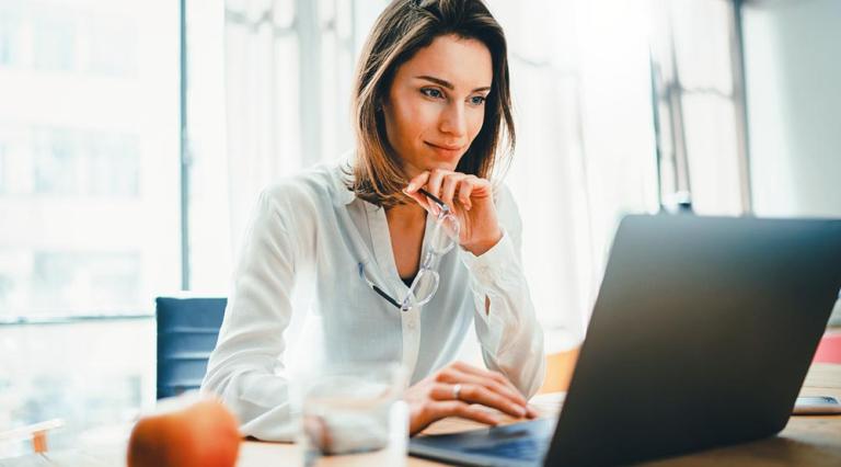 Photo d'une femme devant un écran d'ordinateur