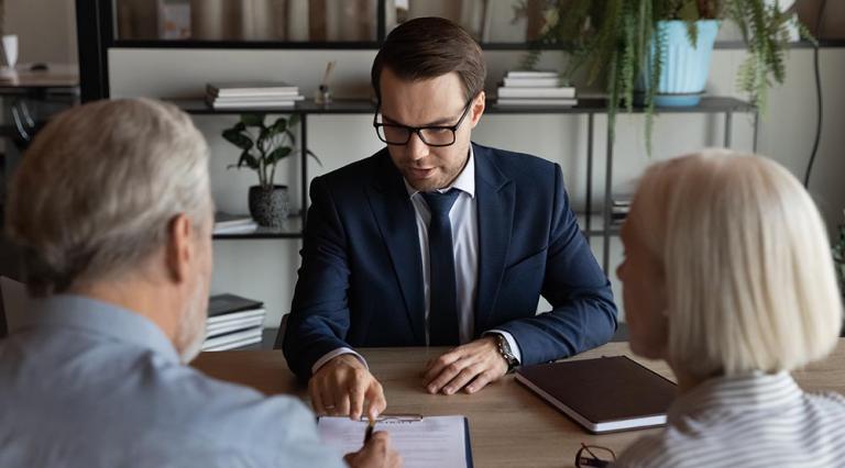 Couple devant un bureau avec un conseiller