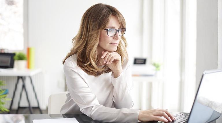 Femme devant un ordinateur