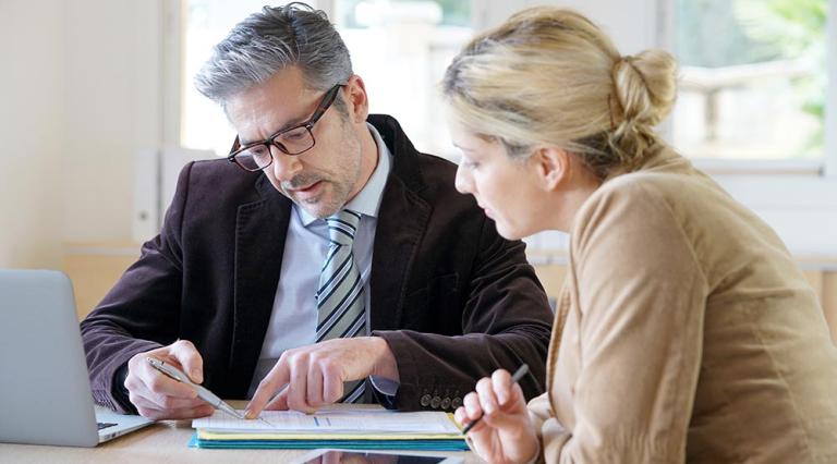 Conseiller homme en discussion devant un contrat avec une femme