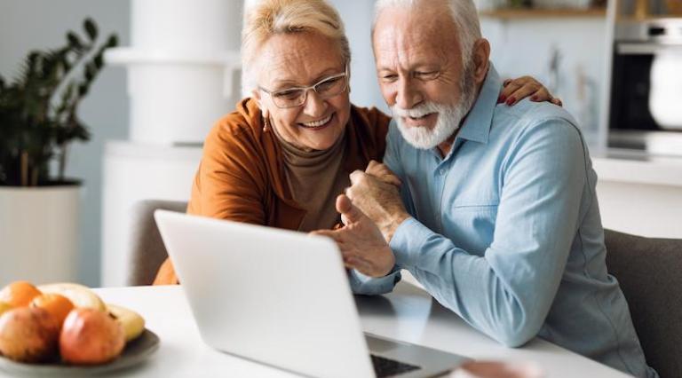 Couple de seniors devant un ordinateur 