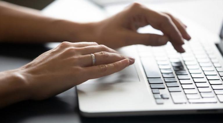 Mains sur un clavier d'ordinateur