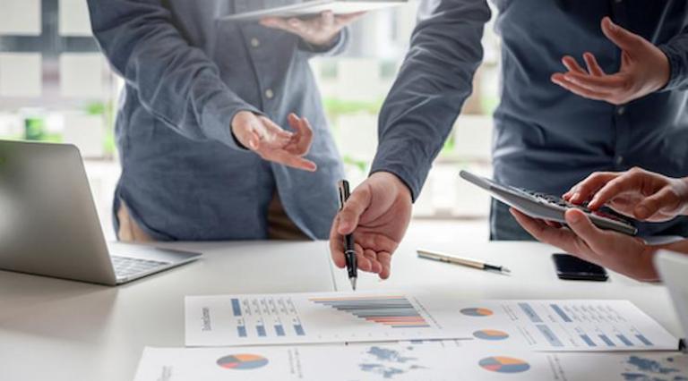 Mains en train de travailler sur des graphs