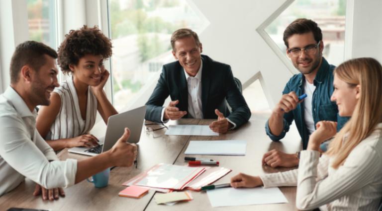 Personnes en salle de réunion pour un projet d'investissement en crowdlending