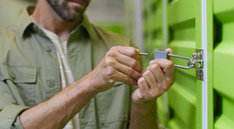 Photo d'une personne ouvrant un cadenas d'un box de stockage