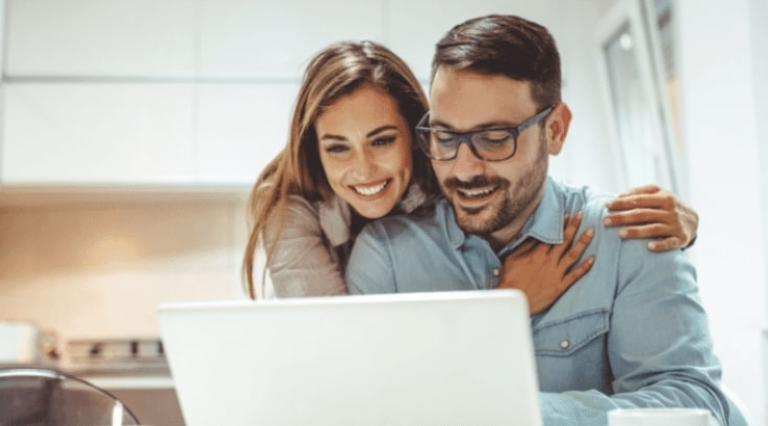 Photo d'un couple devant un ordinateur