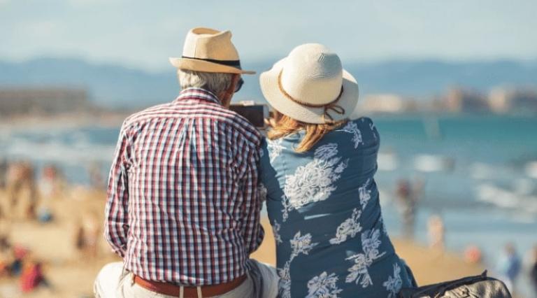 Couple de seniors face à la plage