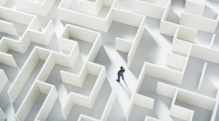 Photo d'un homme au milieu d'un labyrinthe symbolisant l'assurance vie