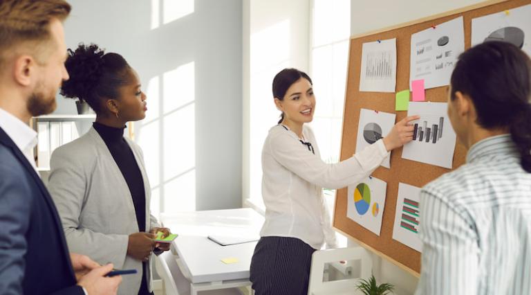 Photo de personnes devant des graphiques comparatifs des meilleures solutions de placement