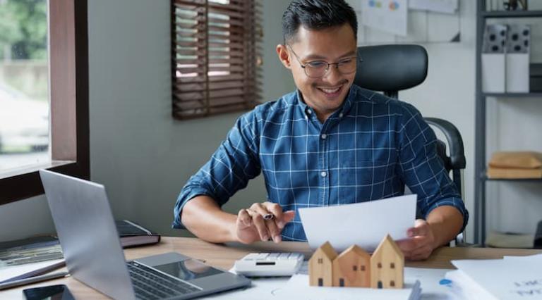 Homme assis à un bureau pour étudier ses investissement en crowdfunding, crowdequity et crowdlending