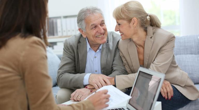 Couple senior homme/femme avec une conseillère en assurance vie