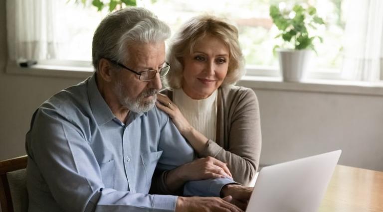 Couple homme/femme senior devant un écran d'ordinateur analysant leur PER Prefon