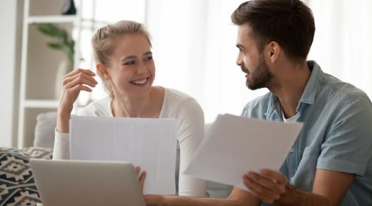 Photo couple homme/femme devant un écran d'ordinateur pour souscrire compte a terme