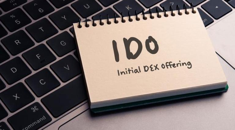Bloc note sur un ordinateur illustrant l'Initial DEX Offering (IDO)