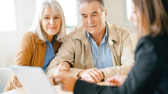 Couple avec un conseiller devant un écran