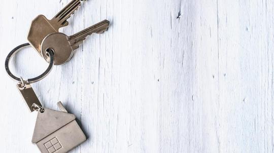 clés avec porte-clé en forme de maison pour illustrer un premier achat immobilier