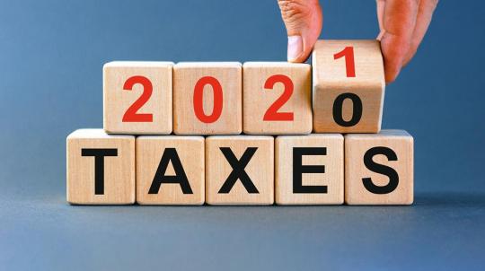 Cubes où il est écrit « 2021 taxes » pour illustrer la période de déclaration d'impôt