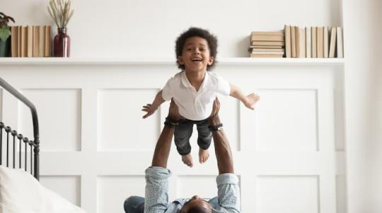 Père prenant son fils dans les bras