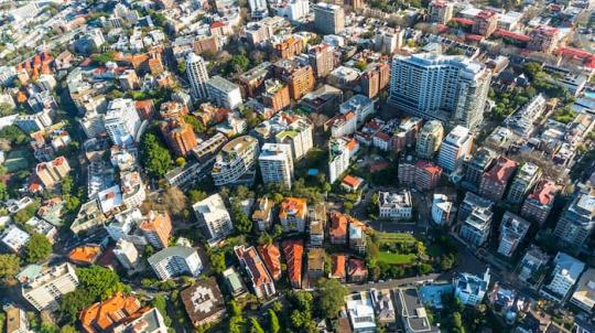 Vue aérienne d'une ville française et de zonages pinel