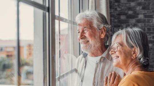 Photo d'un couple senior homme/femme en train de preparer leur retraite
