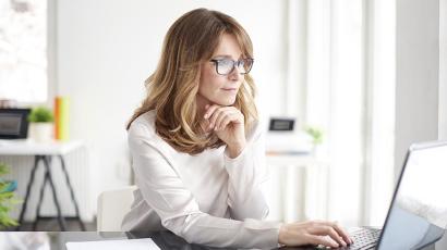 Femme devant un ordinateur