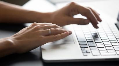 Mains sur un clavier d'ordinateur