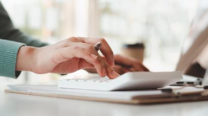 Main sur calculatrice pour savoir combien investir en SCPI de rendement