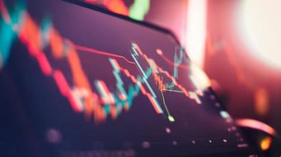 Tablette avec des courbes illustrant le rendement des scpi en periode d inflation