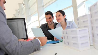 Jeune couple homme femme avec un conseiller pour choisir d investir en crowdfunding immobilier ou en scpi