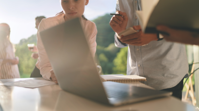 Photo de deux personnes devant un ordinateur travaillant en crowdfunding immobilier