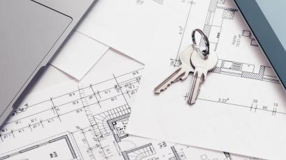 plans maison ou d'un appartement avec un trousseau de clés posé dessus illustrant le crowdfunding immobilier