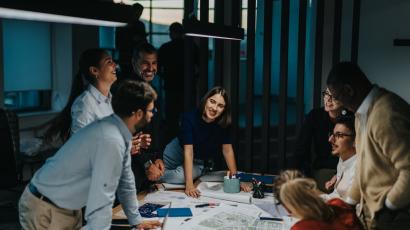 groupe-investisseurs-autour-table-reflechissant-a-crowdfunding-immobilier-logements-abordables-solution-pour-logement-social
