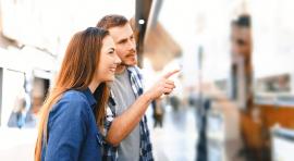 couple devant une agence immobilière