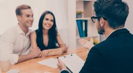 couple en rendez-vous avec un promoteur immobilier