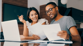Couple préparant son projet immobilier