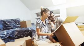 couple aménageant dans un logement