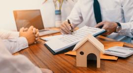 Personnes autour de la signature d'un contrat