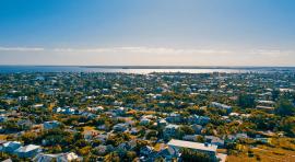 Vue sur des logements en bord de mer