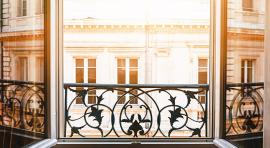 vue d'une fenêtre d'un appartement haussmanien