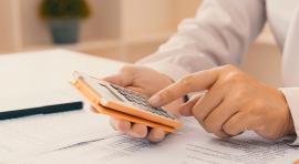 homme calculant sa rentabilité nette d'impôt