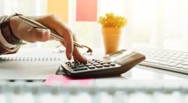 photo d'une main qui utilise une calculette