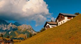 Vue de maisons en pleine nature pour illustrer les 4 pièges à éviter dans l'immobilier de montagne