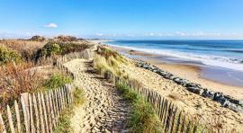 Vue d'une plage pour illustrer l'investissement immobilier dans les villes du littoral