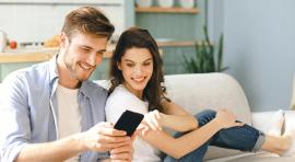 Couple homme femme devant un téléphone portable