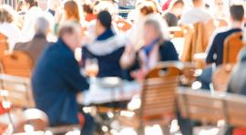 Vue d'une terrasse avec beaucoup de personnes pour illustrer les zones tendues