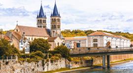 Vue d'une petite ville pour illustrer la loi Denormandie