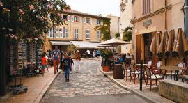 Vue d'un centre ville pour illustrer la loi Denormandie et les villes labellisées « cœur de ville »